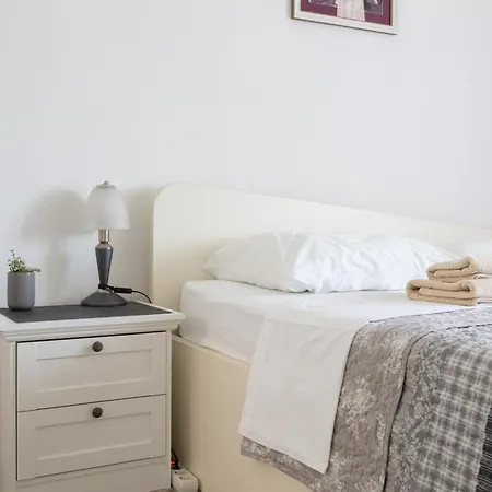 Regina Apartment Split