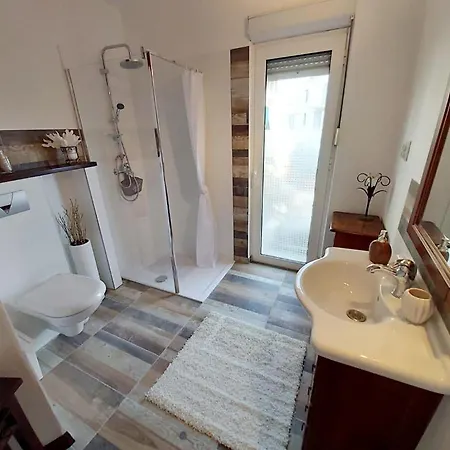 Regina Apartment Split