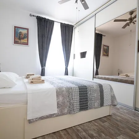 Regina Apartment Split