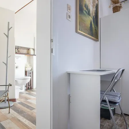 Regina Apartment *