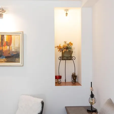 Regina Apartment *